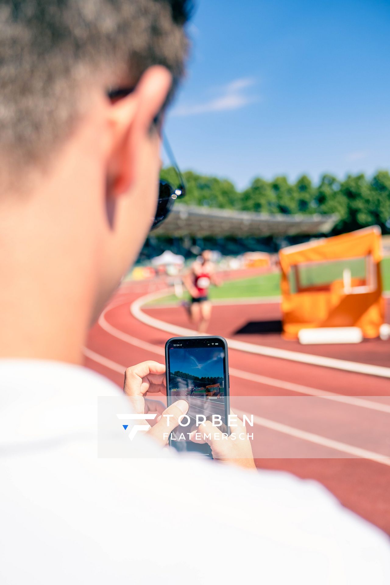 Impressionen: Die 5000m werden auf dem Smartphone festgehalten am 03.07.2022 waehrend den NLV+BLV Leichtathletik-Landesmeisterschaften im Jahnstadion in Goettingen (Tag 1)